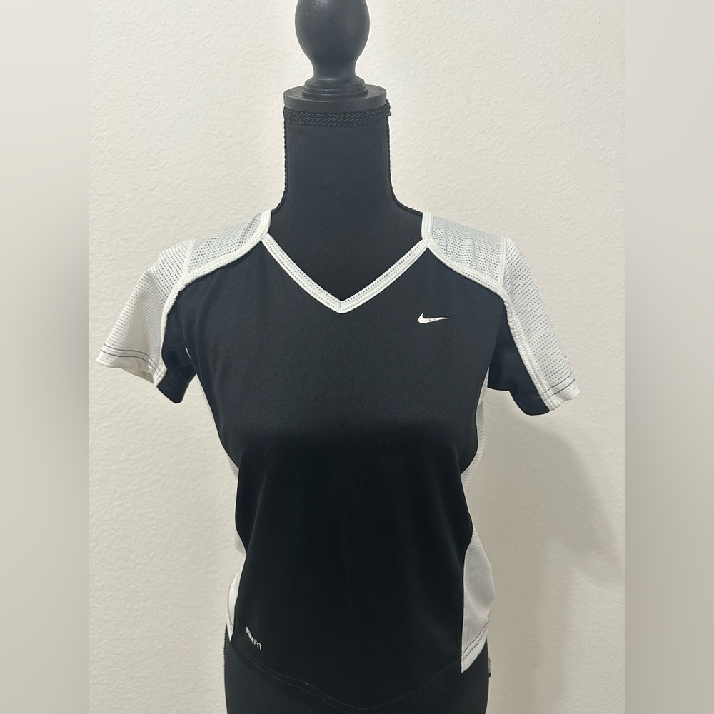 Women’s Nike black V tshirt